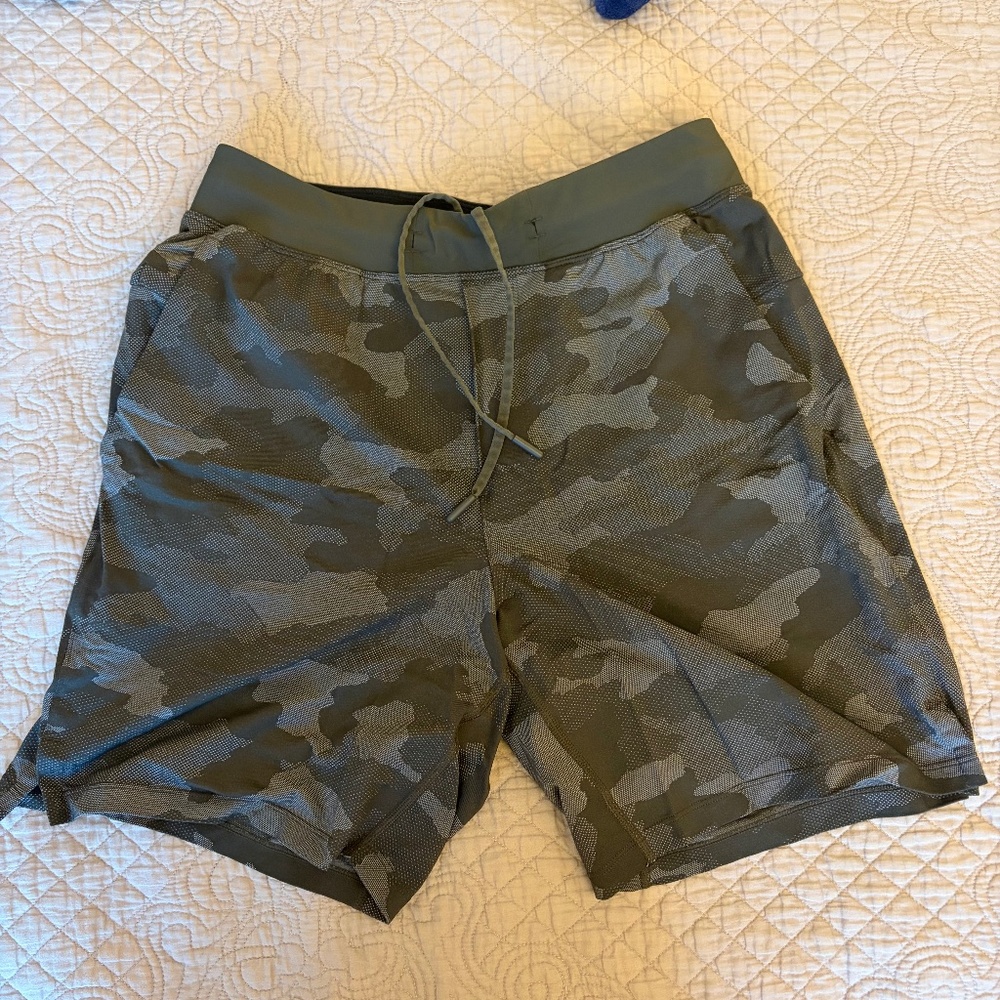 Lululemon Men's T.H.E. Linerless Athletic Short - Small Green Camo 7"